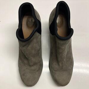 Clark’s Artisan Grey Black Femmes Heeled Slip-on Bootie with Goring- Size 8.5W